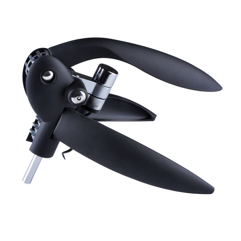 Cavatappi automatico a leva in metallo e plastica di colore nero. Include nella confezione un vite senzafine di ricambio e un tagliacapsule. Dimensioni: cm 23,5 x 19,5 x 7. In negozio e online su tuttochic.live