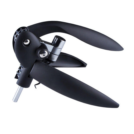 Cavatappi automatico a leva in metallo e plastica di colore nero. Include nella confezione un vite senzafine di ricambio e un tagliacapsule. Dimensioni: cm 23,5 x 19,5 x 7. In negozio e online su tuttochic.live