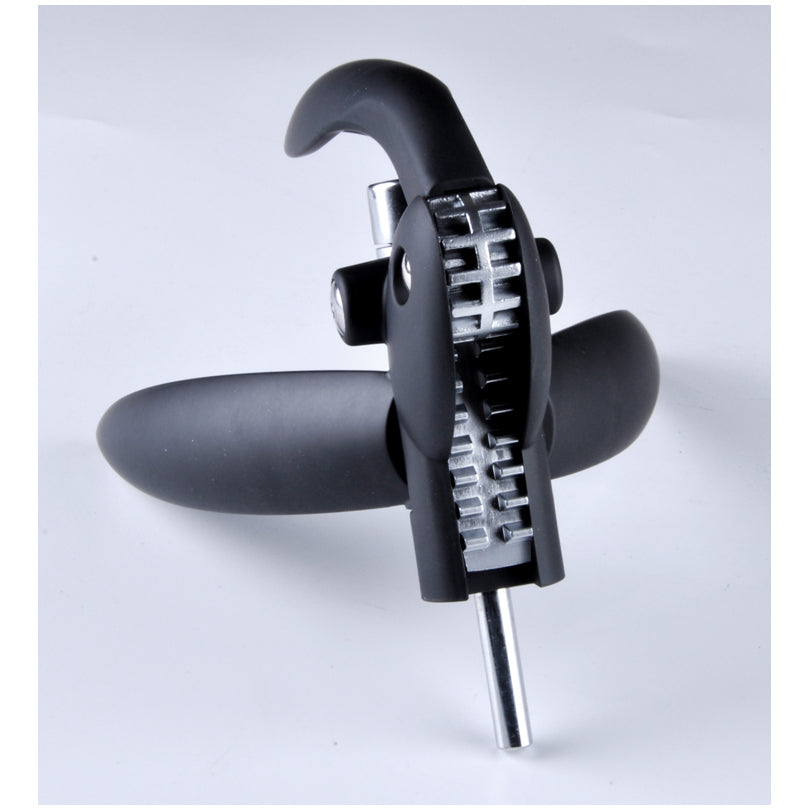 Cavatappi automatico a leva in metallo e plastica di colore nero. Include nella confezione un vite senzafine di ricambio e un tagliacapsule. Dimensioni: cm 23,5 x 19,5 x 7. In negozio e online su tuttochic.live
