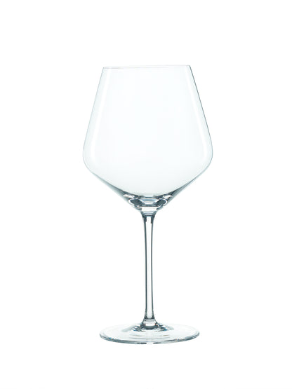 Set di 4 calici vino rosso da degustazione Burgundy in vetro cristallino. Dimensioni: mm 107 x 225 h Capacità: 640 ml Style è una serie di bicchieri con una concezione della forma molto moderna che con la loro caratteristica silhouette donano ad ogni tavola un'espressione di stile ed eleganza. Lavabile in lavastoviglie