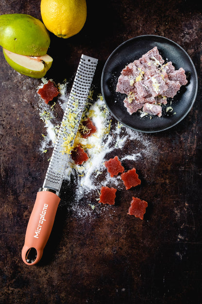 Con i suoi 400 dentini è perfetta per grattugiare la scorza di agrumi, i formaggi a pasta dura, il cioccolato, lo zenzero, l’aglio, la noce moscata, il tartufo, le spezie, le noci e tanto altro. Gli alimenti vengono tagliati con precisione senza essere strappati. In negozio e online su tuttochic.live