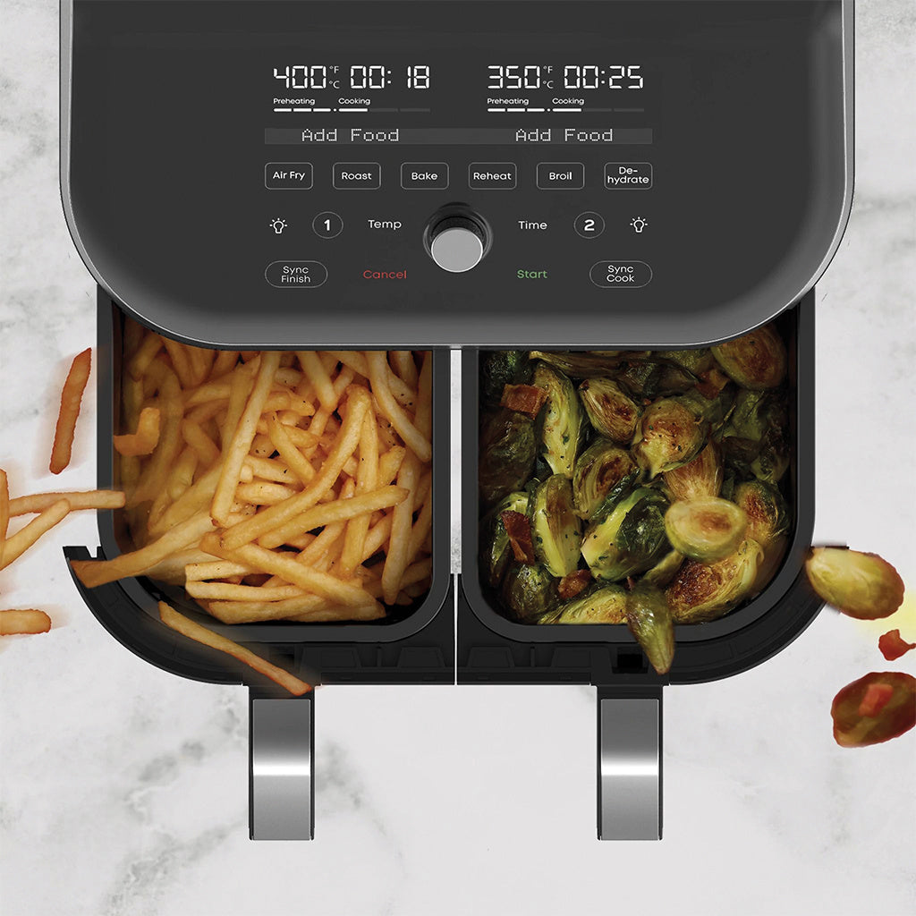 Friggitrice ad aria multifunzione con due cestelli in grado di: friggere, cuocere, arrostire, riscaldare, disidratare e grigliare. Uno strumento versatile per una cucina sana, con poche calorie e con il 95% di olio in meno. Cucina fino a 8 porzioni  è perfetta per famiglie numerose. In negozio e online su tuttochic.live