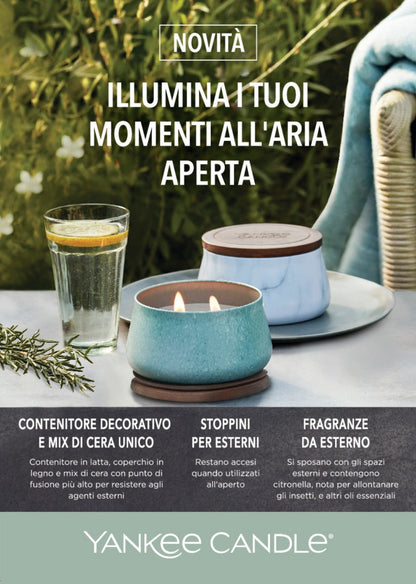 Candela creata appositamente per gli ambienti esterni. Outdoor Collection di Yankee Candle aiuta a creare un ambiente all'aria aperta piacevole che sembra parte della casa. Fragranza Fresh Rain: lluminate il vostro cortile con il profumo ispirato ad un frutteto in fiore con mela.... In negozio e online su tuttochic.live