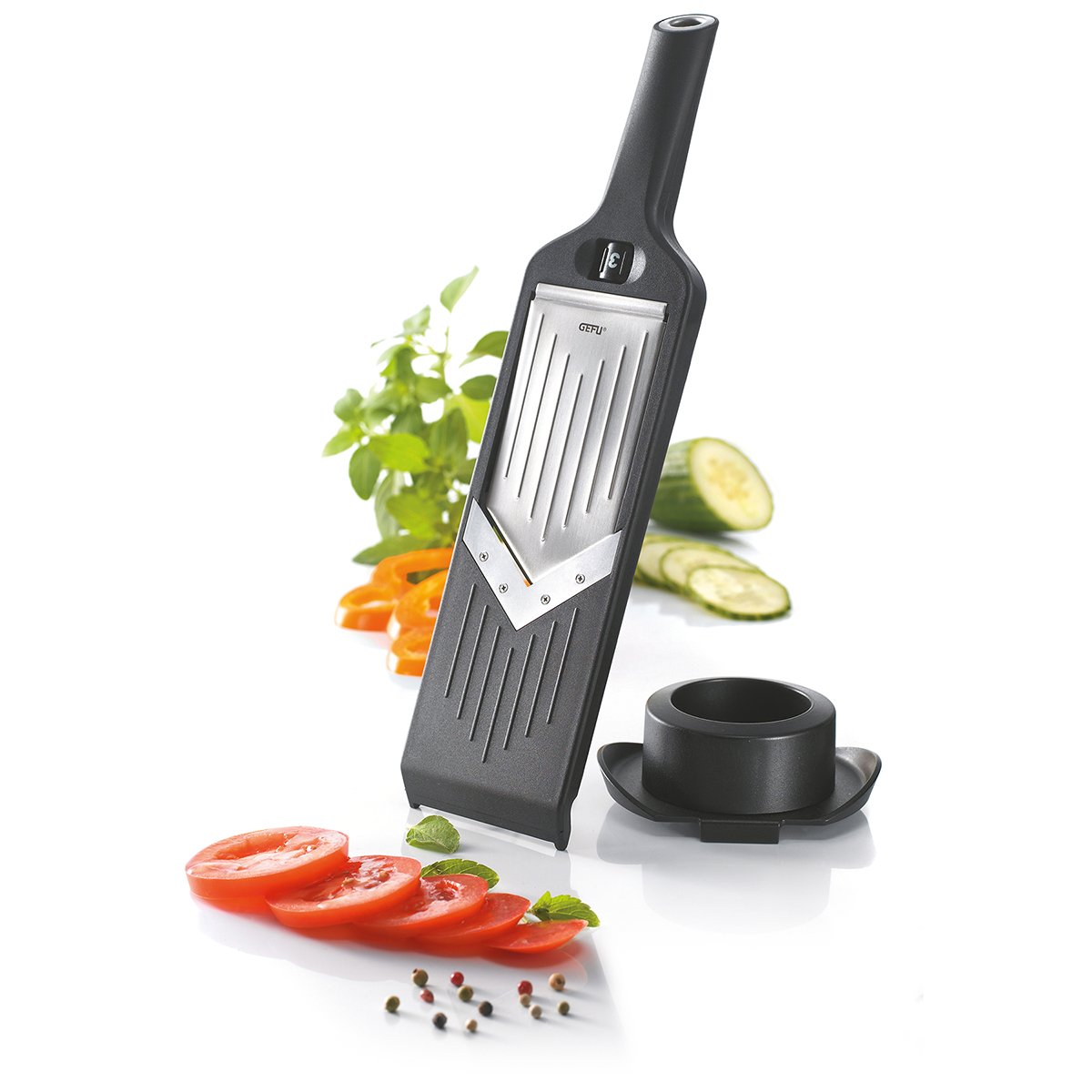 Pratico grazie alle sue dimensioni compatte, l'affettaverdure VIOLI con 5 spessori di fetta facilmente regolabili è il compagno di cucina perfetto per l'uso quotidiano. affettatrice compatta a V con salvadita lama intercambiabile in acciaio giapponese lavabile in lavastoviglie. In negozio e online su tuttochic.live