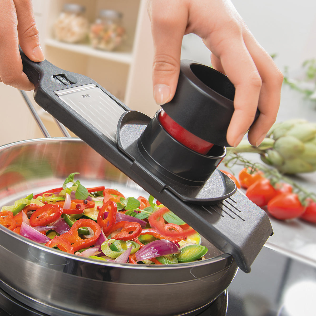 Pratico grazie alle sue dimensioni compatte, l'affettaverdure VIOLI con 5 spessori di fetta facilmente regolabili è il compagno di cucina perfetto per l'uso quotidiano. affettatrice compatta a V con salvadita lama intercambiabile in acciaio giapponese lavabile in lavastoviglie. In negozio e online su tuttochic.live