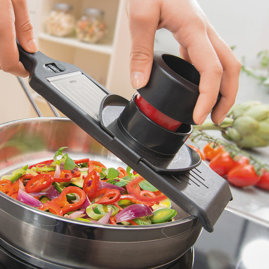 Pratico grazie alle sue dimensioni compatte, l'affettaverdure VIOLI con 5 spessori di fetta facilmente regolabili è il compagno di cucina perfetto per l'uso quotidiano. affettatrice compatta a V con salvadita lama intercambiabile in acciaio giapponese lavabile in lavastoviglie. In negozio e online su tuttochic.live