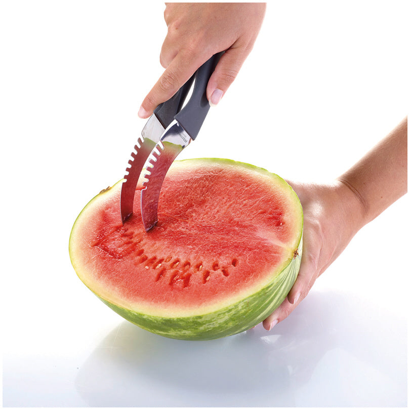 Accessorio per tagliare e servire le fette di anguria in modo facile e veloce - anche adatto per mango, avocado ecc. Dotato di un pratico manico in resina per un maneggio confortevole. Lavabile in lavastoviglie. Dimensioni: cm 23,5 x 3,8 x 6,8. In negozio e online