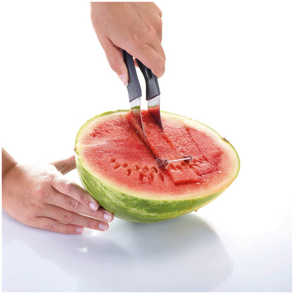Accessorio per tagliare e servire le fette di anguria in modo facile e veloce - anche adatto per mango, avocado ecc. Dotato di un pratico manico in resina per un maneggio confortevole. Lavabile in lavastoviglie. Dimensioni: cm 23,5 x 3,8 x 6,8. In negozio e online
