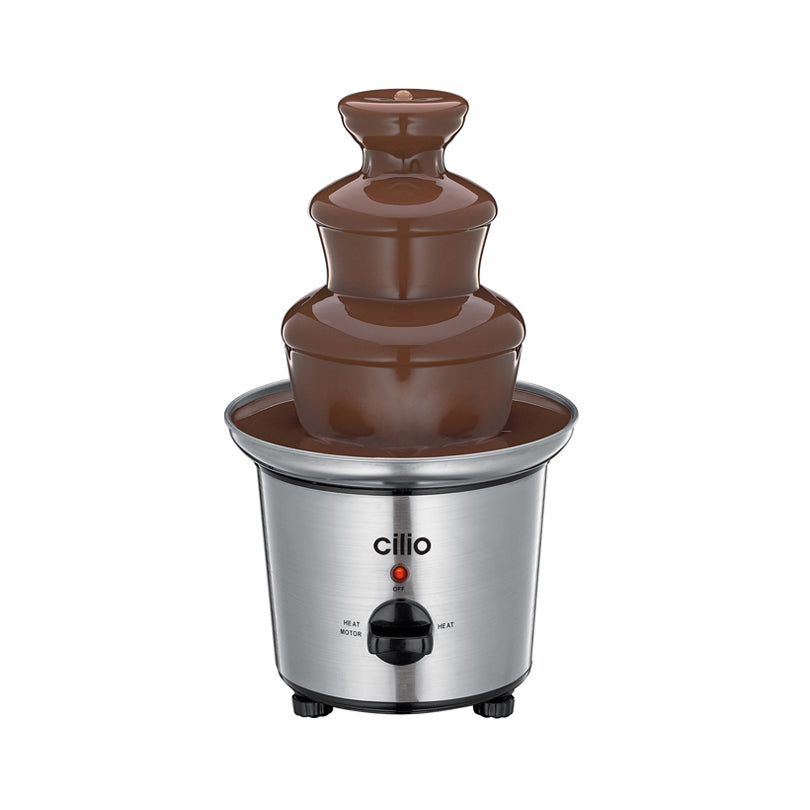 La fontana di cioccolato aiuta a dare quel tocco in più a una festa o a un evento. Permette infatti di servire diversi ingredienti in maniera golosa come frutta o dolci. Ha una capacità di 600 g di cioccolato. Pulirla dopo ogni uso sotto acqua corrente. Dimensioni cm 19 x 33 - cl 45. In negozio e online su tuttochic.live