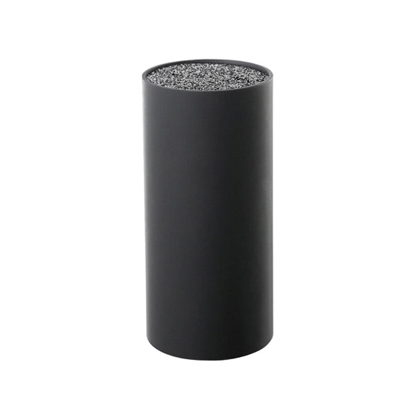 Ceppo portacoltelli di design di Zassenhaus ha un inserto di setole mobile invece di incavi rigidi. Può essere equipaggiato individualmente con coltelli con una lunghezza della lama fino a 20 cm. Dimensioni: Ø cm 11 x 22 h Peso: 1,175 kg Materiale: plastica. In negozio e online su tuttochic.live