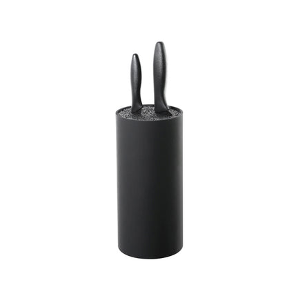 Ceppo portacoltelli di design di Zassenhaus ha un inserto di setole mobile invece di incavi rigidi. Può essere equipaggiato individualmente con coltelli con una lunghezza della lama fino a 20 cm. Dimensioni: Ø cm 11 x 22 h Peso: 1,175 kg Materiale: plastica. In negozio e online su tuttochic.live