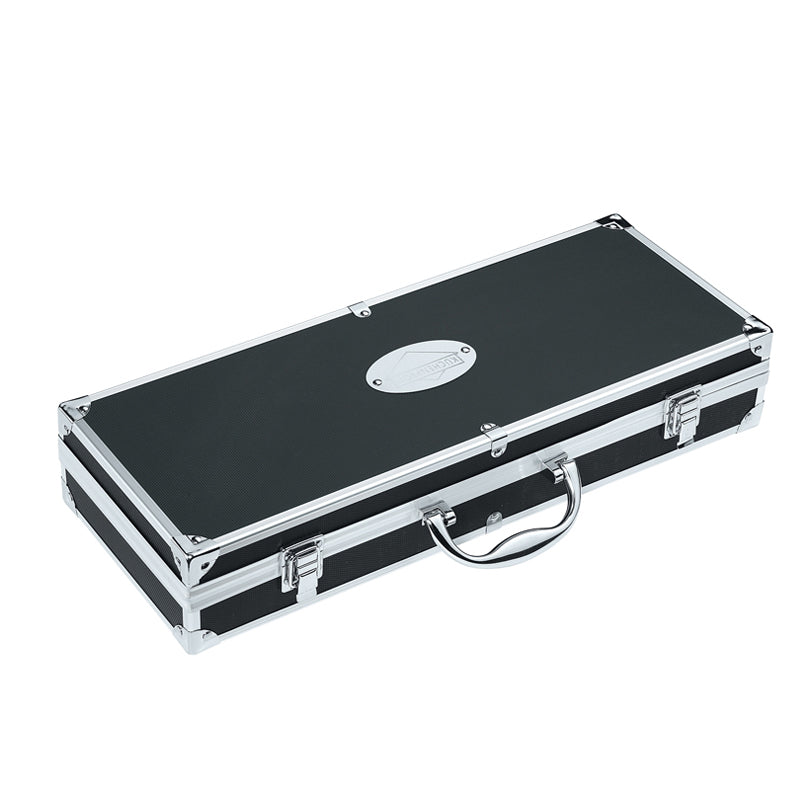 Set da barbecue in valigetta di alluminio.  La valigetta contiene:  1 Forchetta da 42 cm 1 Paletta da 13 cm 1 Pinza da 40 cm 1 Spazzola da 43 cm 4 Spiedini da 41 cm