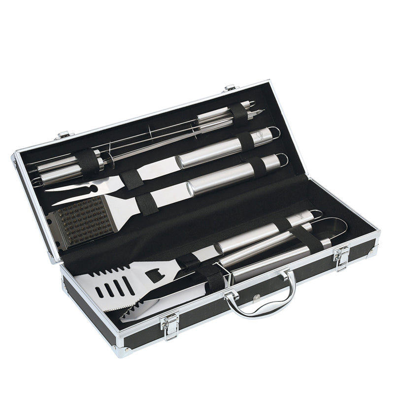 Set da barbecue in valigetta di alluminio.  La valigetta contiene:  1 Forchetta da 42 cm 1 Paletta da 13 cm 1 Pinza da 40 cm 1 Spazzola da 43 cm 4 Spiedini da 41 cm