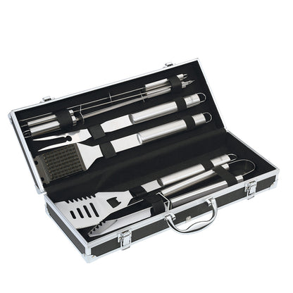 Set da barbecue in valigetta di alluminio.  La valigetta contiene:  1 Forchetta da 42 cm 1 Paletta da 13 cm 1 Pinza da 40 cm 1 Spazzola da 43 cm 4 Spiedini da 41 cm