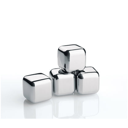 Confezione di 4 cubetti in acciaio inox con liquido refrigerante all'interno. Ideali per mantenere la bevanda perfettamente fresca, senza annacquarla. Da tenere in freezer per averli pronti all'occasione. Dimensioni singolo cubetto: cm 2,5 x 2,5 x 2,5. In negozio e online su tuttochic.live