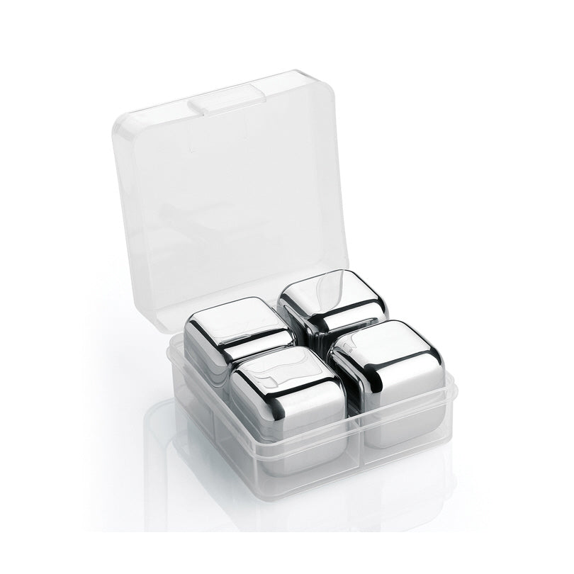 Confezione di 4 cubetti in acciaio inox con liquido refrigerante all'interno. Ideali per mantenere la bevanda perfettamente fresca, senza annacquarla. Da tenere in freezer per averli pronti all'occasione. Dimensioni singolo cubetto: cm 2,5 x 2,5 x 2,5. In negozio e online su tuttochic.live