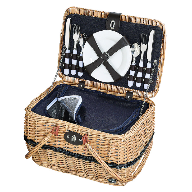 Intrecciato in vimini con fodera interna. Le cinghie interne ed esterne sono realizzate in similpelle. Dotato di un grande scompartimento termico. Contenuto: 4 coltelli, 4 forchette, 4 cucchiai, 4 bicchieri in vetro e 4 piatti in porcellana. Dimensioni: cm 40 x 28 x 25 h, 3,74 kg. In negozio e online su tuttochic.live