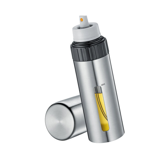 Lo spray permette di dosare la quantità esatta di olio per condire ed aromatizzare p. es. insalate, pasta, carne o pesce. Basta qualche rapida pressione per distribuire i condimenti in modo semplice, preciso e veloce, senza sporcare. Materiale Acciaio inox,Resina Dimensioni cm Ø5x19. In negozio e online su tuttochic.live