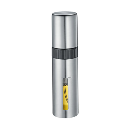 Lo spray permette di dosare la quantità esatta di olio per condire ed aromatizzare p. es. insalate, pasta, carne o pesce. Basta qualche rapida pressione per distribuire i condimenti in modo semplice, preciso e veloce, senza sporcare. Materiale Acciaio inox,Resina Dimensioni cm Ø5x19. In negozio e online su tuttochic.live