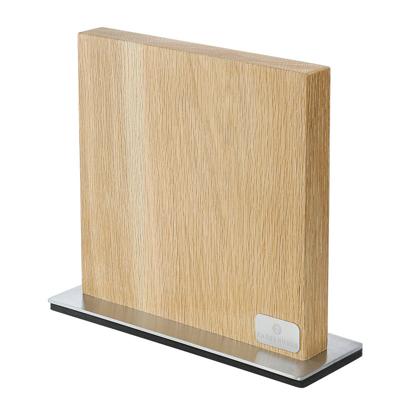 Il ceppo per coltelli magnetico ZASSENHAUS adorna ogni cucina come un oggetto di design. Il legno massiccio poggia su una piastra stabile in acciaio inossidabile. Forti strisce magnetiche sono incorporate all'interno di ciascun lato del ceppo. Peso: 3,02 kg Dimensioni: cm 28 x 9. In negozio e online su tuttochic.live