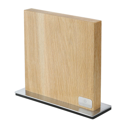 Il ceppo per coltelli magnetico ZASSENHAUS adorna ogni cucina come un oggetto di design. Il legno massiccio poggia su una piastra stabile in acciaio inossidabile. Forti strisce magnetiche sono incorporate all'interno di ciascun lato del ceppo. Peso: 3,02 kg Dimensioni: cm 28 x 9. In negozio e online su tuttochic.live