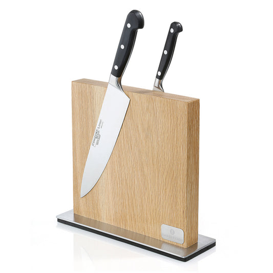Il ceppo per coltelli magnetico ZASSENHAUS adorna ogni cucina come un oggetto di design. Il legno massiccio poggia su una piastra stabile in acciaio inossidabile. Forti strisce magnetiche sono incorporate all'interno di ciascun lato del ceppo. Peso: 3,02 kg Dimensioni: cm 28 x 9. In negozio e online su tuttochic.live