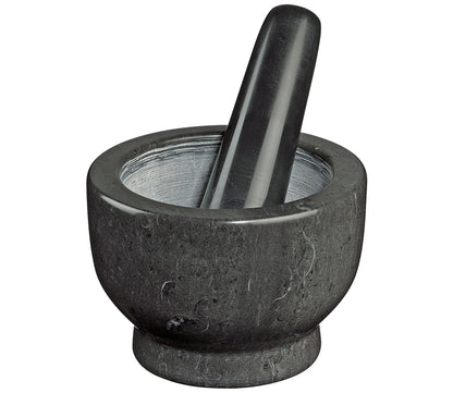 Il mortaio in marmo è un utensile ideale per la preparazione di miscele di spezie ed erbe aromatiche oltre a salse e pesti. Resistente all'abrasione e insapore. Include pestello. Peso: 2 kg / Ø 13 cm x h 9 colore nero. In negozio e online su tuttochic.live
