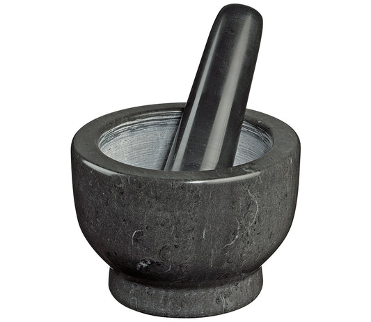 Il mortaio in marmo è un utensile ideale per la preparazione di miscele di spezie ed erbe aromatiche oltre a salse e pesti. Resistente all'abrasione e insapore. Include pestello. Peso: 2 kg / Ø 13 cm x h 9 colore nero. In negozio e online su tuttochic.live