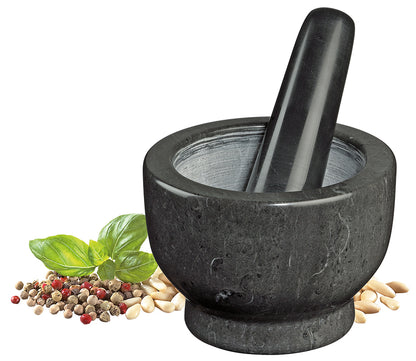 Il mortaio in marmo è un utensile ideale per la preparazione di miscele di spezie ed erbe aromatiche oltre a salse e pesti. Resistente all'abrasione e insapore. Include pestello. Peso: 2 kg / Ø 13 cm x h 9 colore nero. In negozio e online su tuttochic.live