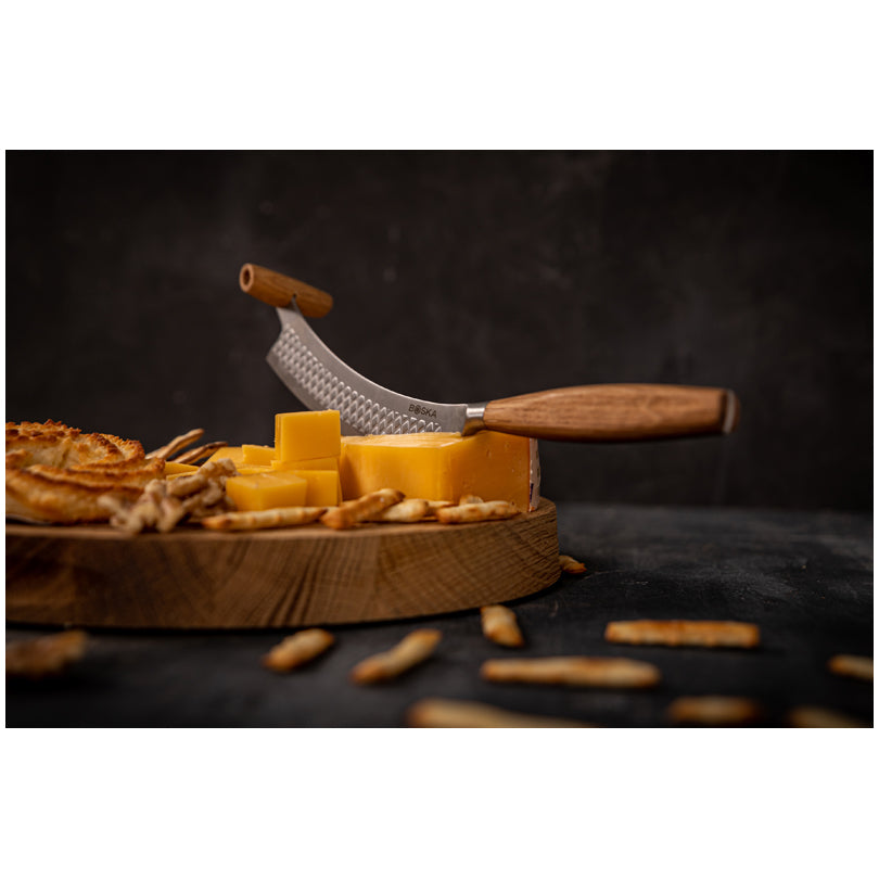 Il coltello formaggio è ideale per tagliare con facilità sia i formaggi freschi, che stagionati con crosta dura. La forma curva della lama consente di tagliare qualsiasi tipo di formaggio sul tagliere. Lavarlo a mano, non adatto al lavaggio in lavastoviglie. Dimensioni: cm 27,5 x 5. In negozio e online su tuttochic.live