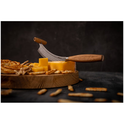 Il coltello formaggio è ideale per tagliare con facilità sia i formaggi freschi, che stagionati con crosta dura. La forma curva della lama consente di tagliare qualsiasi tipo di formaggio sul tagliere. Lavarlo a mano, non adatto al lavaggio in lavastoviglie. Dimensioni: cm 27,5 x 5. In negozio e online su tuttochic.live