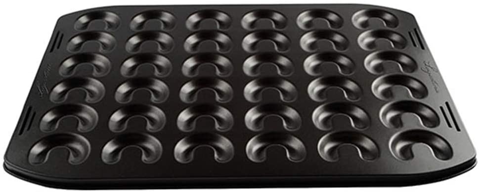 Stampo 36 biscotti Mezzaluna in acciaio con rivestimento antiaderente. La linea Virtuosa creata su misura per chi vuole cimentarsi nell'arte della pasticceria o stupire con sfiziose ricette salate. In negozio e online su tuttochic.live