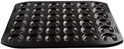 Stampo 36 biscotti Mezzaluna in acciaio con rivestimento antiaderente. La linea Virtuosa creata su misura per chi vuole cimentarsi nell'arte della pasticceria o stupire con sfiziose ricette salate. In negozio e online su tuttochic.live