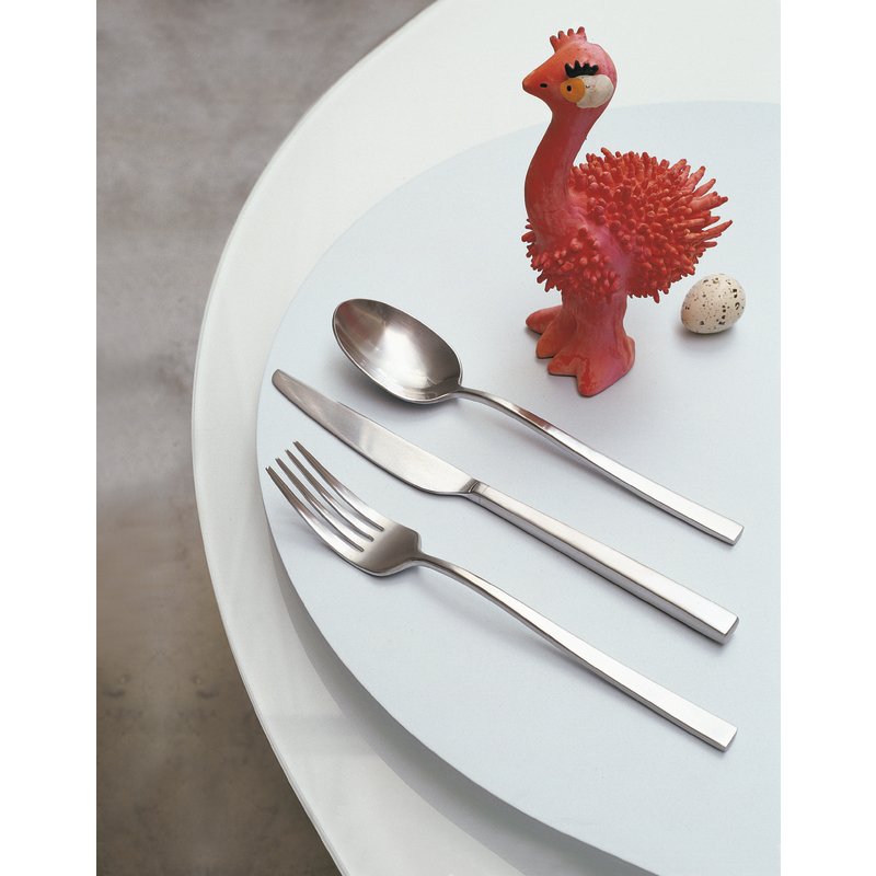 Servizio posate 75 pz in acciaio inox 18/10. Un design raffinato e innovativo che ha riscosso premi e riconoscimenti internazionali. Linea Q si distingue per la particolare sezione squadrata 