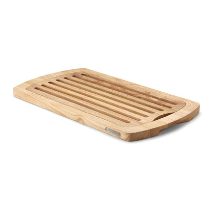 Ampio tagliere dalla forma classica con piedini antiscivolo. Igienico e di facile da pulire, grazie all'inserto rimovibile. Pulirlo solo con un panno umido. Non metterlo a bagno. Non adatto per lavastoviglie. Dimensioni: cm 42 x 27,5 x 2. In negozio e online su tuttochic.live