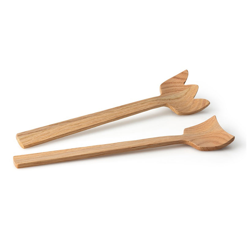 Il set posate, realizzato in legno di quercia, è composto da 1 cucchiaio e 1 forchetta. Pulirlo solo con un panno umido. Eccessiva umidità o differenze di temperatura possono provocare deformazioni, crepe e scolorimento. Dimensioni: lunghezza cm 30,5 - larghezza cm 7. In negozio e online su tuttochic.live