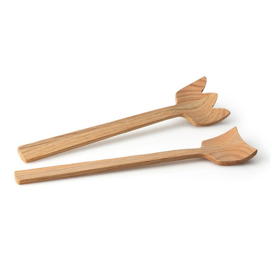 Il set posate, realizzato in legno di quercia, è composto da 1 cucchiaio e 1 forchetta. Pulirlo solo con un panno umido. Eccessiva umidità o differenze di temperatura possono provocare deformazioni, crepe e scolorimento. Dimensioni: lunghezza cm 30,5 - larghezza cm 7. In negozio e online su tuttochic.live