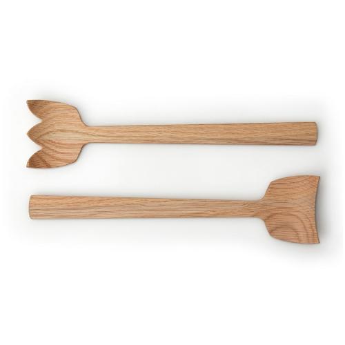 Il set posate, realizzato in legno di quercia, è composto da 1 cucchiaio e 1 forchetta. Pulirlo solo con un panno umido. Eccessiva umidità o differenze di temperatura possono provocare deformazioni, crepe e scolorimento. Dimensioni: lunghezza cm 30,5 - larghezza cm 7. In negozio e online su tuttochic.live