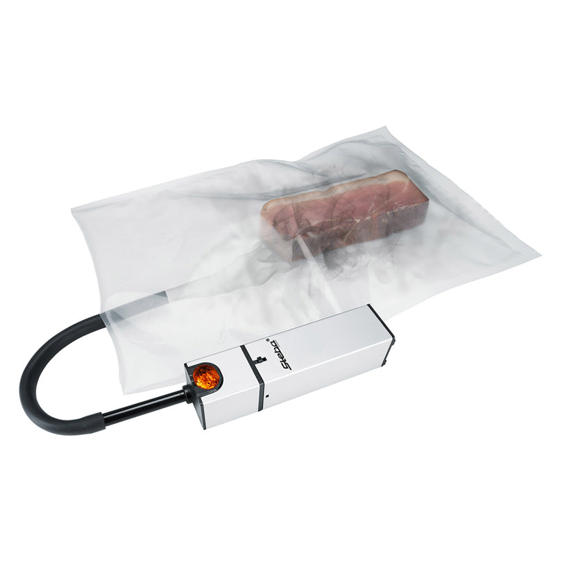 Ideale per aromatizzare alimenti come il prosciutto, il formaggio o la carne. Dotato di un tubo da 25 cm per l'affumicatura in contenitori o sacchetti chiudibili. Adatto anche per aromatizzare alimenti con té o erbe aromatiche. Smontabile ed alimentato da batterie. In negozio e online su tuttochic.live