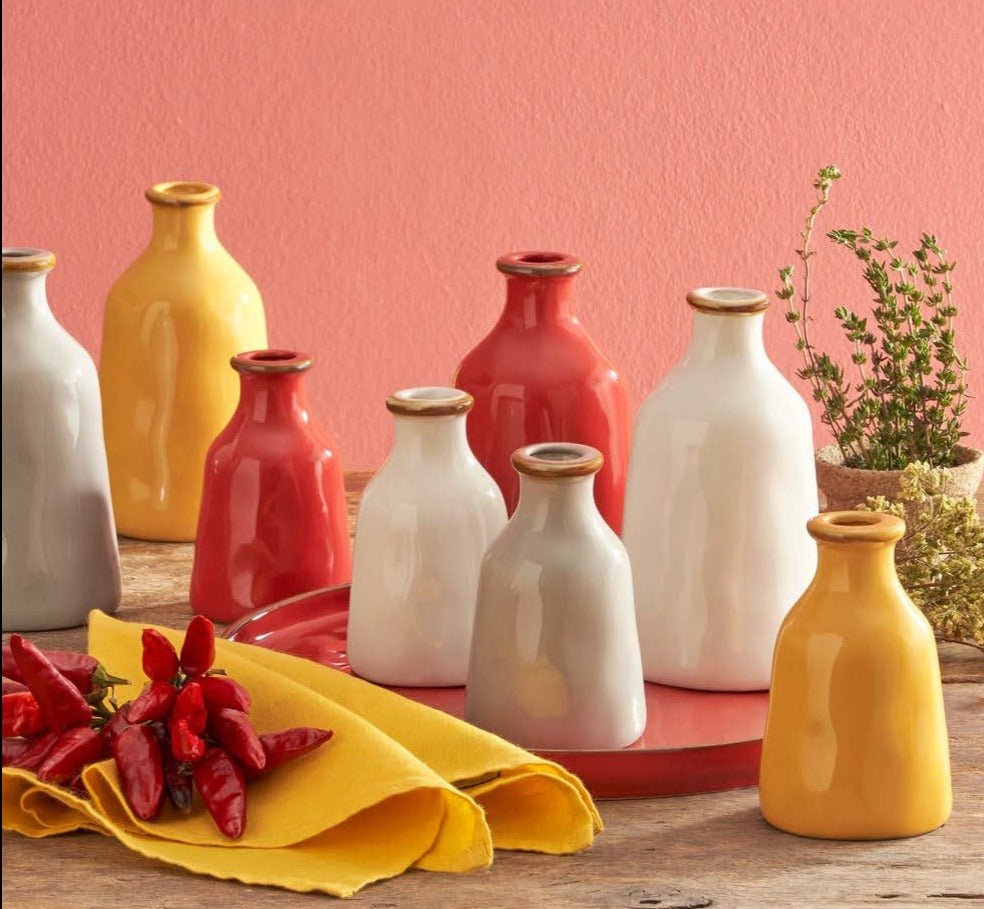 Contenitore bottiglia in gres porcellanato di colore rosso corallo. Dimensioni e capacità: 250 ml Un contenitore per l’olio, per il vino, per i fiori o per qualsiasi cosa suggerisca la tua fantasia. Orci di Concerto,per arricchire e completare la mise en place. In negozio e online su tuttochic.live 