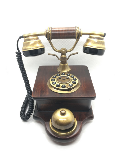 Telefono decorativo in scatola realizzato in legno e particolari in ottone brunito. Fatto in Italia da Sitel. Telefono omologato dall'Istituto Superiore Poste e Telegrafi - TLC Dimensioni: (chiuso) cm 16 x 23 x 23 h. In negozio e online su tuttochic.live