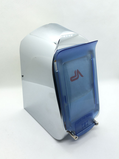 Portatovaglioli bar da banco in plastica cromata effetto metallo di bell'aspetto. Dotato di un coperchio semi-trasparente che copre i tovaglioli quando non utilizzati. Dimensioni: cm 10 x 15 x 20 h
