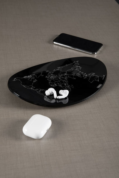 Vuotatasche in cristallo acrilico bicolore con incisione. Dimensioni diametro cm 25 x 3 h. GLOBAL THINKING è un elegante vuotatasche in cristallo acrilico bicolore con incisione laser che ricrea il planisfero. In negozio e online su tuttochic.live