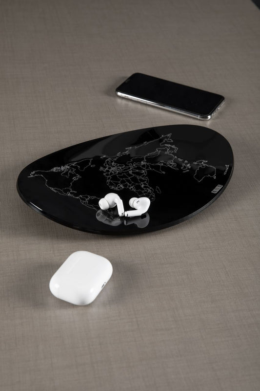Vuotatasche in cristallo acrilico bicolore con incisione. Dimensioni diametro cm 25 x 3 h. GLOBAL THINKING è un elegante vuotatasche in cristallo acrilico bicolore con incisione laser che ricrea il planisfero. In negozio e online su tuttochic.live