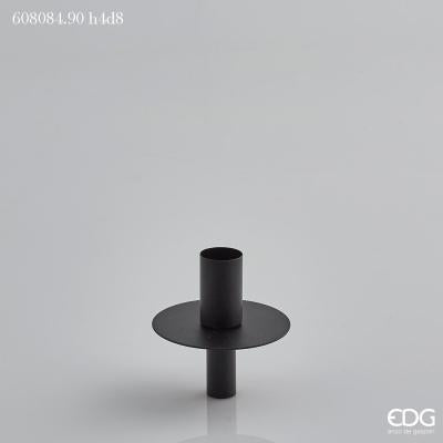Portacandela disco con innesto, in metallo di colore nero opaco. Trasforma qualsiasi bottiglia, contenitore con bocca stretta in un candeliere. Sul disco del portacandela si può inserire una corona girocandela. Dimensioni: cm 8 x 8 h ( in bottiglia 8 x 4 h). In negozio e online su tuttochic.live