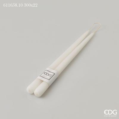 Set di 2 candele di colore bianco. Dimensioni: mm 300 x 22 ø Attenzione: uso decorativo non è un giocattolo, tenere lontano dalla portata dei bambini.  In negozio e online su tuttochic.live