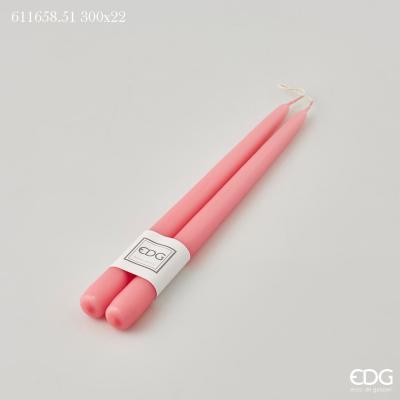 Set di 2 candele di colore rosa. Dimensioni: mm 300 x 22 ø Attenzione: uso decorativo non è un giocattolo, tenere lontano dalla portata dei bambini. In negozio e online su tuttochic.live