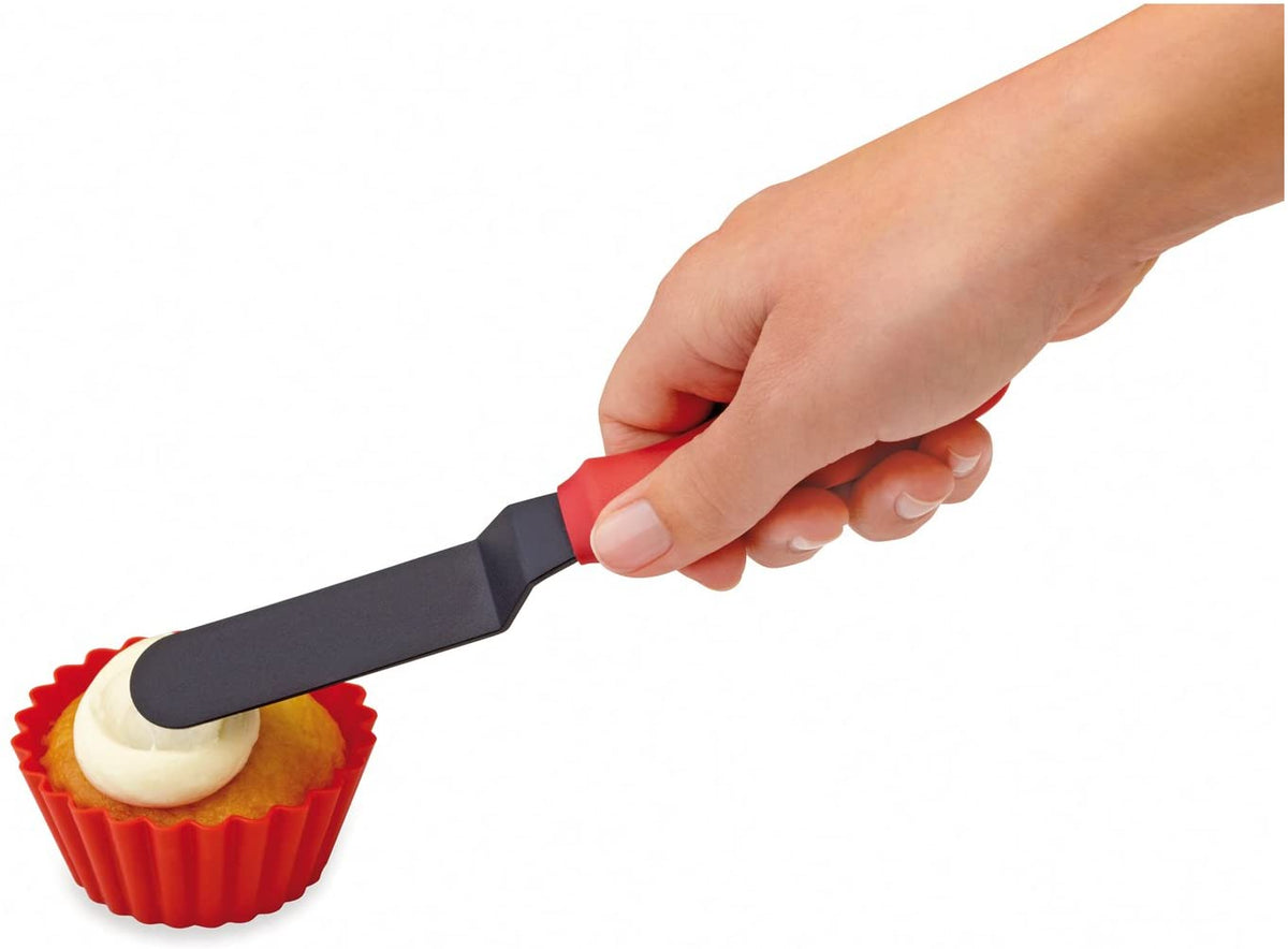 Set per Cupcakes in silicone composto da: Corer per cupcake 6 pirottini di cottura in silicone 1 contenitore a soffietto per guarnizione/ripieno 2 contenitori a soffietto per guarnizione 3 puntali in acciaio per guarnizione 1 flacone alto per pastella 1 spatola per glassatura. In negozio e online su tuttochic.live