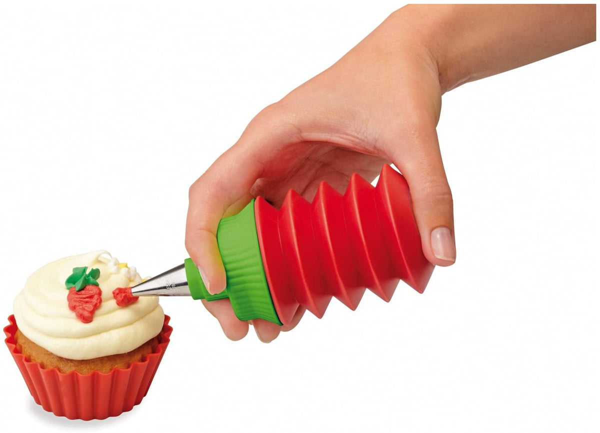 Set per Cupcakes in silicone composto da: Corer per cupcake 6 pirottini di cottura in silicone 1 contenitore a soffietto per guarnizione/ripieno 2 contenitori a soffietto per guarnizione 3 puntali in acciaio per guarnizione 1 flacone alto per pastella 1 spatola per glassatura. In negozio e online su tuttochic.live