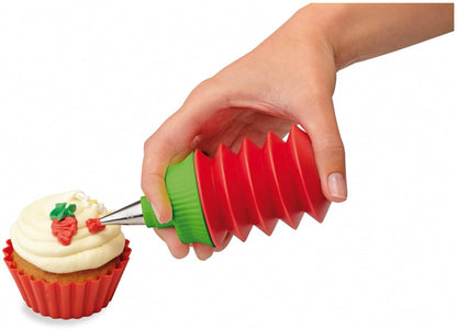Set per Cupcakes in silicone composto da: Corer per cupcake 6 pirottini di cottura in silicone 1 contenitore a soffietto per guarnizione/ripieno 2 contenitori a soffietto per guarnizione 3 puntali in acciaio per guarnizione 1 flacone alto per pastella 1 spatola per glassatura. In negozio e online su tuttochic.live
